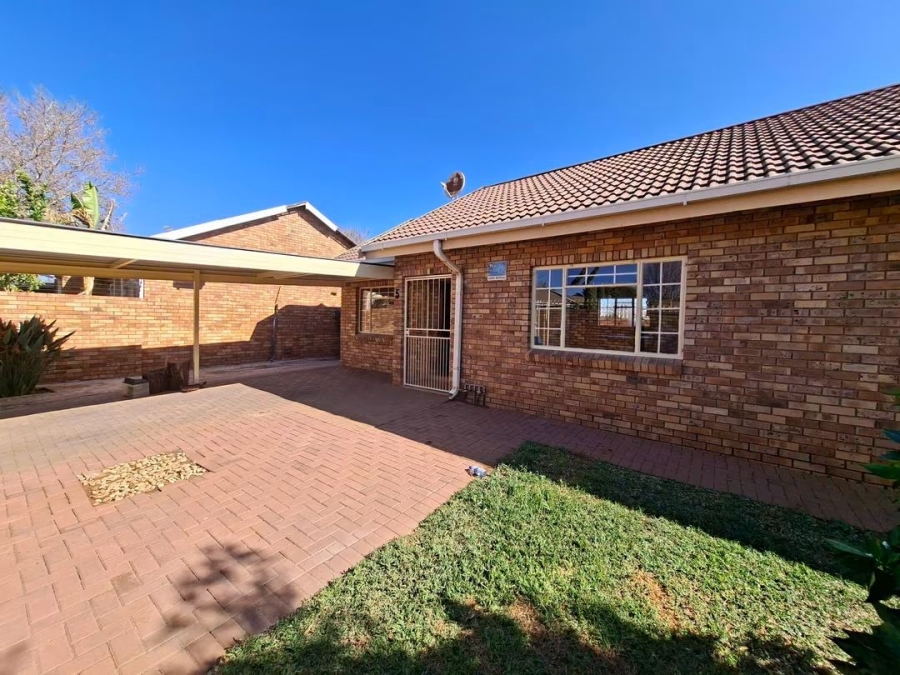 2 Bedroom Property for Sale in Rhodesdene Northern Cape